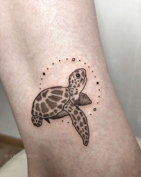 Hermoso Tortuga marina por Vlada Benson Basic Tattoos, Turtle Tattoo Designs, Turtle Tattoo, Dainty Tattoos, Baby Tattoos, Family Tattoos, Bear Art, Trendy Tattoos, S Tattoo