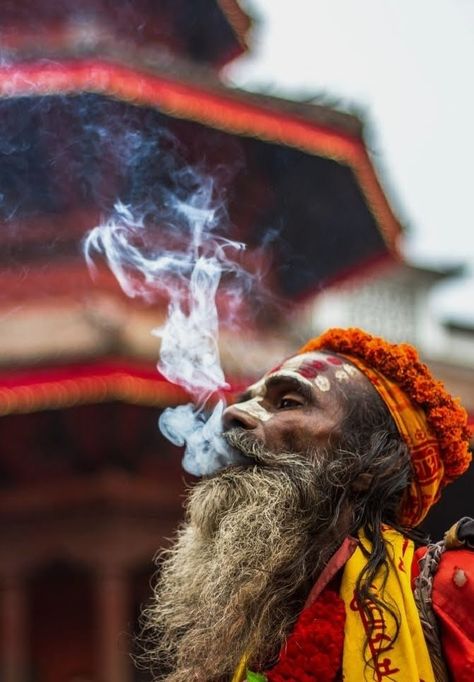 Sanyasu Hindu Sadhu at Kathmandu Nepal Smoking Weed Shiv Shankar, Boho Art Drawings, India Photography, Shiva Photos, Photos Of Lord Shiva, Tatuaje A Color, Cute Images With Quotes, Kathmandu Nepal, Creative Profile Picture