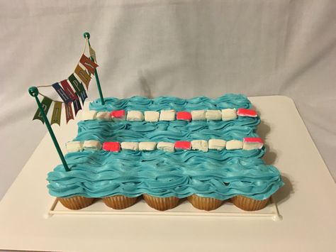 Swimming pool pull-apart cupcake cake: vanilla cupcakes with buttercream frosting and marshmallow swim lanes #LikealotCakes Swimming Pool Cupcakes, Swimming Cupcakes, Cupcake Cakes Pull Apart, Swim Cake, Pool Cupcakes, Swim Banquet, Water Birthday Parties, Swimming Pool Cake, Swimming Cake