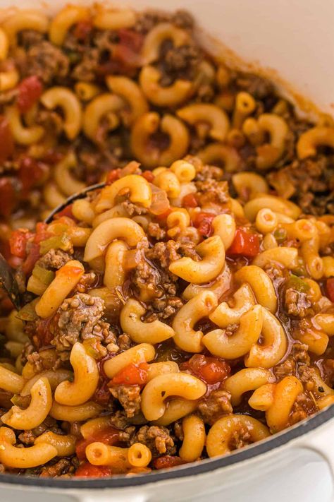 Macaroni Tomatoes, Best Goulash Recipes, Macaroni And Tomatoes, Easy Goulash, Easy Goulash Recipes, Beef Macaroni, American Goulash, Goulash Recipe, Beef Goulash