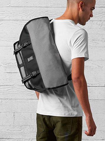 How to Wear a Messenger Bag Timbuk2 Messenger, Best Suits For Men, Bike Messenger, Going Gray, Men's Outfits, Fashionable Outfits, Leather Messenger Bag, Leather Messenger, Men's Suits