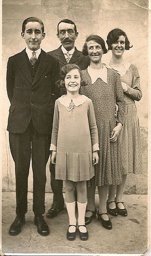 The Lamb Family, Hastings 1920s by seaside sally 2009, via Flickr Spring Picture Ideas, Family Photo Outfits Summer, Spring Picture, Vintage Family Photos, Country Couple, Country Easter, Summer Country, John Brown, Spring Family