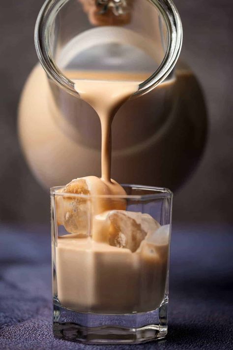 Irish Cream Recipes, Homemade Baileys Irish Cream, Homemade Liqueur Recipes, Baileys Irish Cream Recipes, Baileys Drinks, Homemade Liqueur, Irish Cream Recipe, Homemade Baileys, Homemade Irish Cream