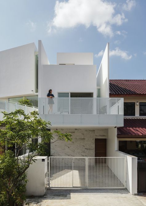 Slide House, Singapore House, Tropical Houses Architecture, Small House Architecture, House Aesthetics, Townhouse Exterior, Commercial Design Exterior, Nha Pho, Modern Minimalist House