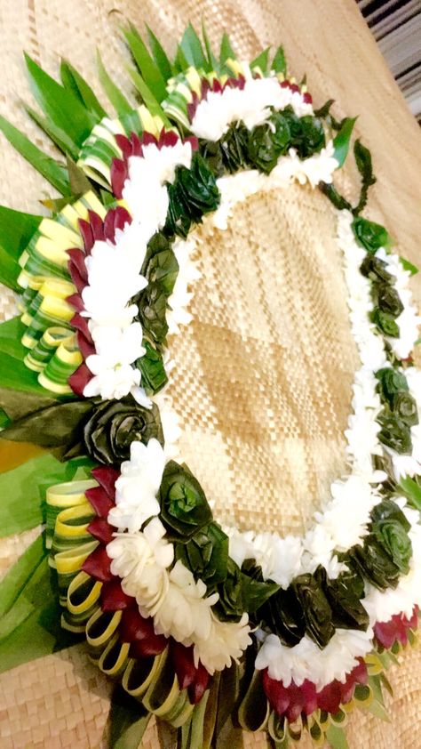 Tongan Lei #Kahoa #Lei Kahoa Lei, Tongan Culture, Tonga Island, Flower Centrepiece, Lei Ideas, Cultural Design, Lei Making, Graduation Money Lei, Candy Lei