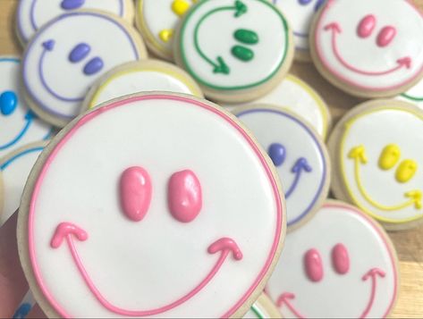 Smiley Cookies Decorated, Groovy Party Cupcakes, Smiley Face Cookies Decorated, Groovy Treats, Pink Smiley Face Birthday Party, Smiley Face Cupcakes, Smiley Birthday Theme, Neon Cookies, Smiley Face Cookies