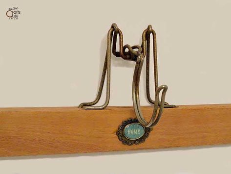 vintage hanger diy wall hook Homemade Coat Hooks, Upcycle Coat Hangers, Diy Wall Hooks, Vintage Coat Hanger, Antique Coat Hooks, Antique Wall Coat Hanger, Old Door Knobs, Vintage Hangers, Rustic Coat Rack