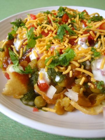 Chaat is the most fascinating culinary concoctions prepared in the street corners or gallis of every city/town of our country. Isnt the smell of street food enticing? Isnt it exciting to watch the street food vendor swiftly assemble a plate of Chaat with all its colorful assortment of spices and chutneys? Masala Puri, Chats Recipe, Desi Street Food, Indian Appetizers, Pani Puri, Chaat Recipe, Desi Food, Gujarati Recipes, India Food