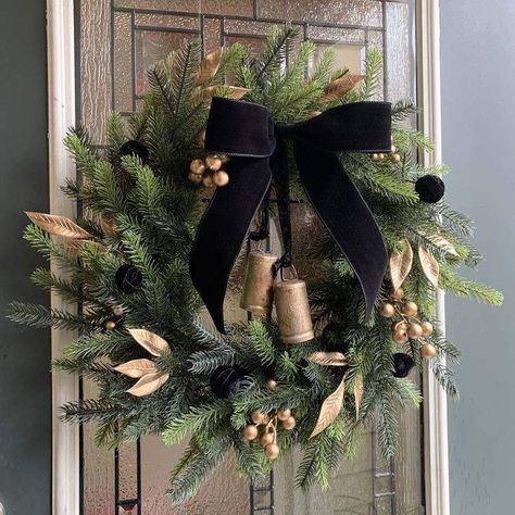 Black And Gold Christmas Decor, Gold Christmas Decor Ideas, Black And Gold Christmas, Christmas Front Door Wreath, Gold Christmas Decor, Christmas Front Door, Diy Christmas Decor, Neutral Christmas Decor, Modern Christmas Decor