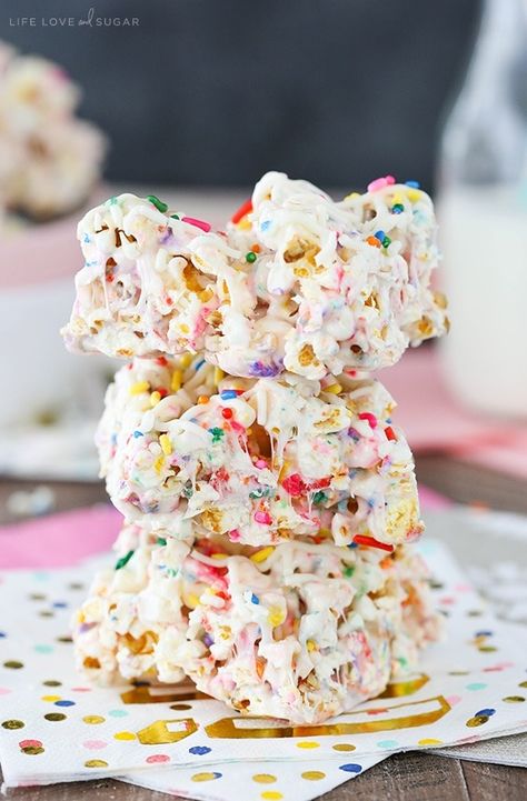 These Funfetti Marshmallow Popcorn Treats are a super fun twist on rice krispie treats. With popcorn, marshmallows and loads of sprinkles, this is sweet and salty at its best! #popcorn #marshmallow #treats #krispietreats #ricekrispietreats #popcorntreats Marshmellow Treats, Life Love And Sugar, Marshmallow Popcorn, Popcorn Treats, Cereal Bar, Dessert Bar Recipe, Rice Krispie Treats, Rice Krispie, Fun Treats