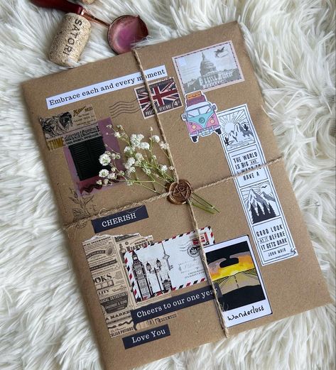 Colourful Journal Ideas, Mom Scrapbook Ideas, Paper Decorating Ideas, Card Decoration Ideas, Book Lovers Gift Basket, Bookshelf Inserts, Decorating Letters, Gifts Book Lovers, Book Annotating