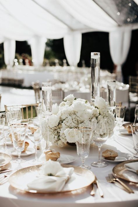 White Rose Top Table Flowers, Low Wedding Centerpieces With Candles, White Rose Wedding Centerpieces, White Rose Centerpiece Wedding, White Rose Centerpiece, Wedding Round Table, Low Wedding Centerpieces, White Rose Centerpieces, Round Table Centerpiece