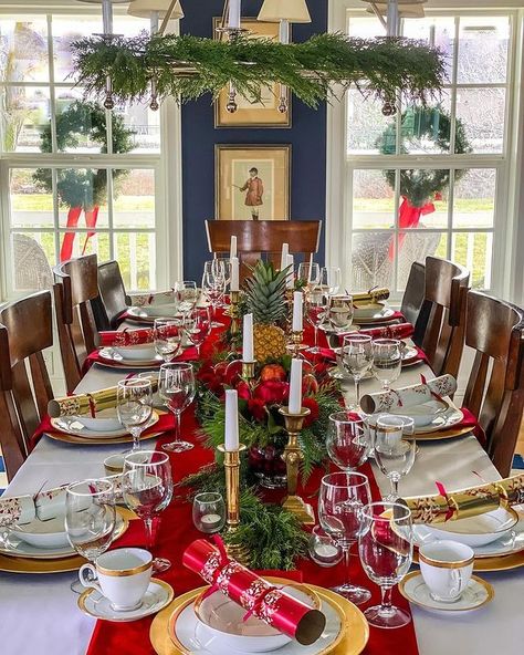 Red Table Cloth With Gold Runner, Red Table Runner Christmas, Christmas Centrepiece Ideas, Candle Stand Diy, Red Flower Arrangements, Golden Candle, Gold Candlesticks, Williamsburg Christmas, Xmas Table Decorations