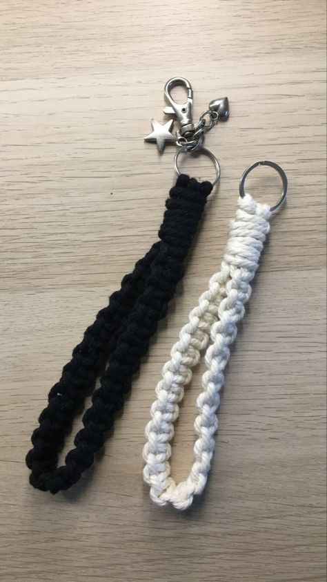 How To Make Keychains At Home, Black And White Macrame, How To Make Keychains, Macrame Wristlet, Gift Ideas Crochet, Free Crochet Sweater, Simple Macrame, Paracord Bracelet Diy, Crochet Gift Ideas