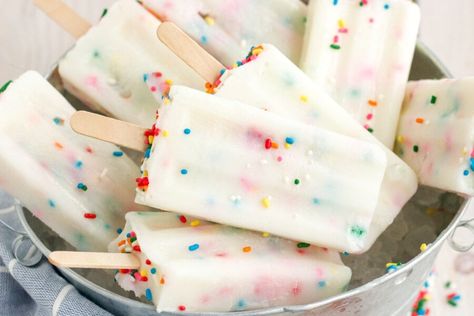 Cake Batter Funfetti Birthday Popsicles - Kitchen Divas Homemade Ice Pops Recipes, Strawberry Cheesecake Pops, Funfetti Mug Cake, Homemade Ice Pops, Homemade Cake Mixes, Cake Batter Ice Cream, Ice Pop Recipes, Popsicles Recipe, Party Punch Recipes