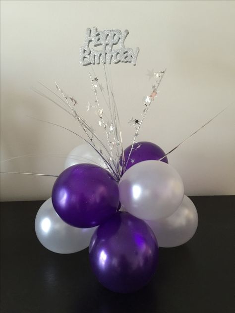 Birthday Balloon Centerpiece Ideas, Picture And Balloon Centerpieces, Balloon Center Piece For Tables, Simple Balloon Centerpieces Diy, Euphoria Centerpiece Ideas, Ballon Centerpieces Simple, Table Top Balloon Centerpieces, Small Balloon Centerpieces, Family Reunion Centerpieces