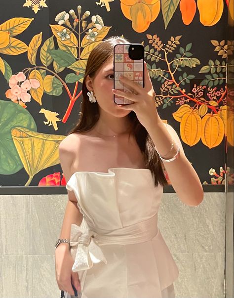 monochromatic white outfit long pleated midi skirt bustier top corset tube dress semi formal minimal classic inspo Bustier Top Corsets, Dress Semi Formal, White Tops Outfit, Balloon Top, Top Corset, 2025 Fashion, Minimal Classic, Semi Formal Dresses, Top Outfit