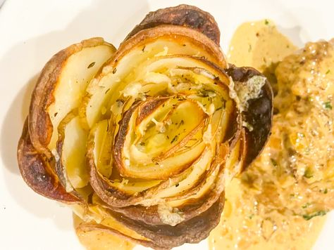 Get ready to fall in love with these Rosette Roasted Potatoes! 🌹🥔

Thinly sliced potatoes coated in a delicious mix of melted butter, garlic, onion, and thyme, then shaped into delicate roses in a muffin tin and baked until crispy, golden, and topped with Parmesan. 😍

Recipe: http://www.cookinghub.com/recipe/rosette-roasted-potatoes/

Courtesy of Headless Chef: 
www.cookinghub.com/cook/the-headless-chef/

#RosetteRoastedPotatoes #PotatoRoses #DeliciousSides Beet Chips, Roasted Fingerling Potatoes, Parmesan Recipe, Garlic Green Beans, Fingerling Potatoes, Roast Potatoes, Smashed Potatoes, Potato Pancakes, Dinner At Home