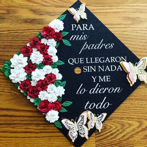 Green, white, and red rolled paper flowers graduation cap topper. Cap Mexican Ideas, Graduation Cap Designs Mexican First Gen, Mexican Theme Graduation Cap, Grad Cap Inspo Mexican, Grad Cap Mexican Ideas, Mexican Cap Decoration, Funny Mexican Graduation Caps, Mexican Graduation Cap Ideas, Cap Decoration Graduation High School Mexican