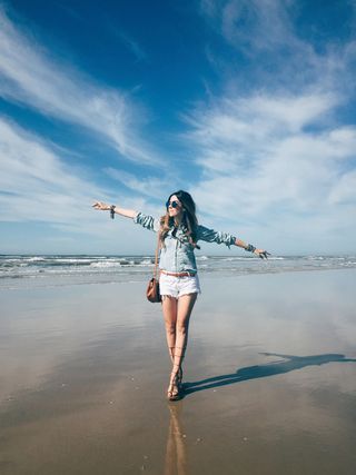 Photos Near Beach, Poses In Beach Photo Ideas, Beach Photography Poses Women, Photography On Beach, Poses At Beach, Poses On Beach, Steampunk Mirror, Beach Photo Ideas, Beach Poses By Yourself Photo Ideas