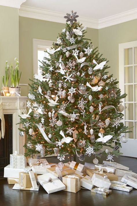 White Christmas - Decorated with paper doves and frosted pinecones, this monochrome tree suggests a recent snowfall. See how to get the look (and other Christmas tree ideas) at HouseBeautiful.com. Dove Christmas Tree, Christmas Tree Inspiration Traditional, Cheap Christmas Trees, Scandinavian Christmas Trees, Christmas Tree Decorating Ideas, Tree Decorating Ideas, Christmas Tree Pictures, Pretty Christmas Trees, Tree Inspiration