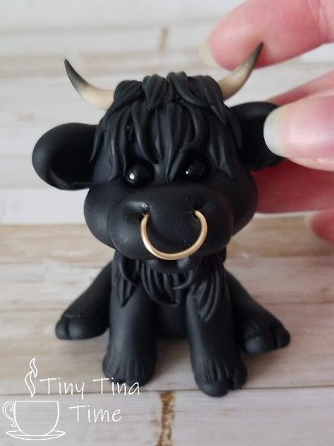 Modeling Clay Sculpture Ideas, Cow Clay Sculpture, Highland Cow Clay, Polymer Clay Sculpture Ideas, Cute Clay Animals, Sculptures Clay, Clay Cow, Sculpture Polymer Clay, Clay Sculptures