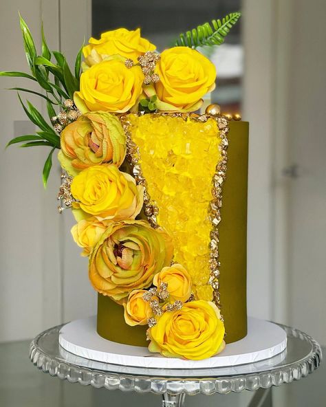 Renniescakery on Instagram: “Geode and florals 💛💚 love it 🤩🤩 What do you think? - - - - - - - -…” Elegant Birthday Cake, Christmas Cake Decorating Ideas, Christmas Cake Decorating, Buttercream Cake Decorating, Elegant Birthday Cakes, Specialty Cake, 1st Birthday Cakes, Christmas Cake Decorations, Cake Decorating Ideas