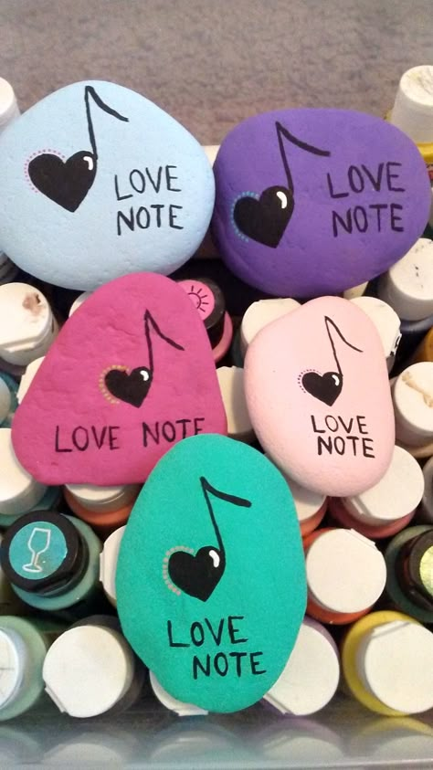 Love note painted rocks Valentines Rocks Painted Stones, Valentines Day Rocks, Valentines Rocks Painted, Pink Painted Rocks, Rock Painting Hearts, Valentines Day Rock Painting, Valentine Painted Rocks Ideas, Valentines Day Painted Rocks, Heart Rock Painting Ideas