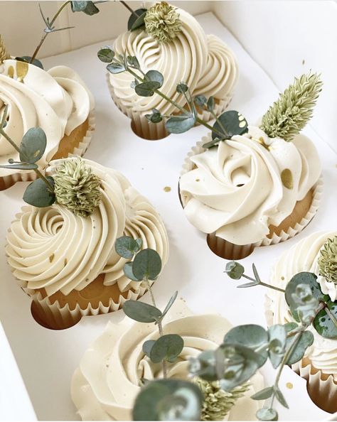 Wedding Boho Cupcakes, Natural Cupcake Decorations, Boho Bridal Shower Ideas Green, Eucalyptus Wedding Cupcakes, Green Boho Baby Shower Decor, Boho Wedding Cupcakes Ideas, Boho Baby Shower Desserts, Eucalyptus Baptism Decor, Boho Bridal Shower Cupcakes