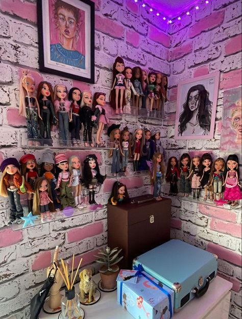 Bratz Doll Collection Display, Bratz Doll Display, Doll Collection Display Ideas, Bratz Display, Doll Display Ideas, Bratz Collections, Bratz Dollhouse, Collection Display Shelves, Barbie Display