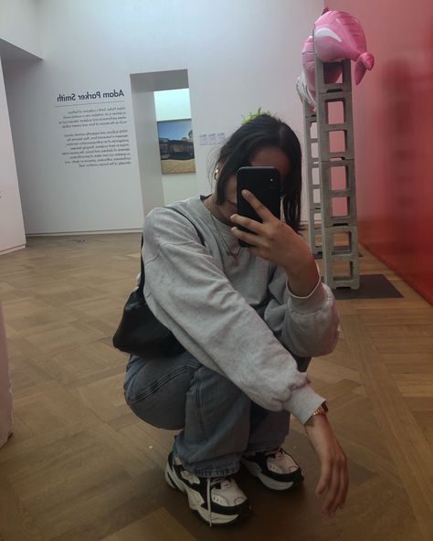 Moco Museum, Amsterdam Squat Mirror Pose, Squat Mirror Selfie, Mirror Selfie Squat Pose, Squatting Mirror Pose, Mirror Selfie Poses Sitting On Floor, Fit Check Poses Mirror, How To Asian Squat, Squat Pose Instagram, Asian Squat Pose