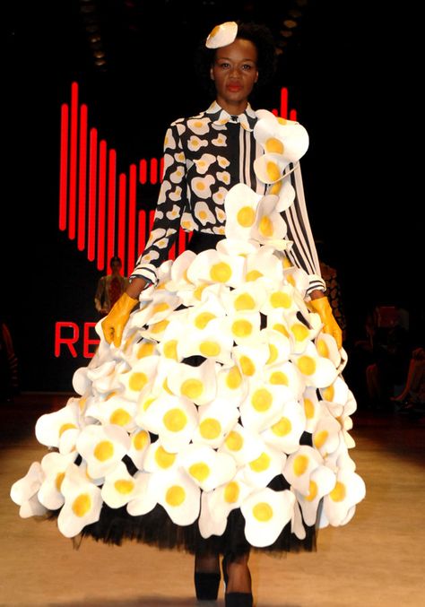 Fried egg fashion anyone? Egg Dress, Istanbul Fashion, Broken Egg, Bloc Party, Easy Costumes, Happy Fashion, Weird Fashion, Funky Fashion, Elegant Wedding Dress