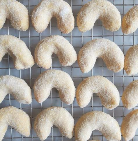 Switzerland Cookies Recipe, Swiss Cookies Recipes, Swiss Christmas Cookies, Swiss Recipes Switzerland, Switzerland Desserts, Country Christmas Food, Swiss Cookies, International Cookies, Popular Christmas Cookies