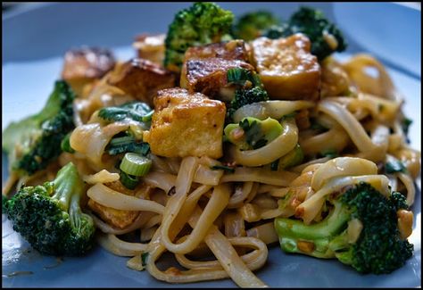 Peanut Sauce Tofu, Noodles With Broccoli, Broccoli Noodles, Broccoli Tofu, Vegetable Entrees, Peanut Sauce Noodles, Broccoli And Potatoes, Garlic Broccoli, Thai Peanut Sauce