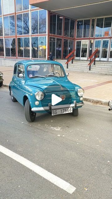 Club la Hojalata on Instagram: "Seat 600 E de 1971 de Jorge @jorge600e en Classic Madrid. Encantado de conocerte.  Son dos vídeos, uno llegando al salón y otro cambiándose de sitio al haber un hueco en la zona de los 600.  Mirad como reluce su 600 totalmente restaurado, es un entreseries. En el fondo es un D de los primeros con la carrocería del E, y el bastidor coincide con los pocos 600 que se han fabricado entre una serie y otra. También con este color azul no se hicieron muchas unidades.  #seat #seat600 #seat600e #600e #seat600españa #seathistoricos #seatclasico #fiat600 #fitito  #instacars #instacar #classiccar #classiccars #clubhojalata #petrolhead #cargram #carsofinstagram #carstagram #carphotography #carlovers #coches #carspotting #cars" Fiat 600, March 1, Fiat 500, No Se, On Instagram, Instagram