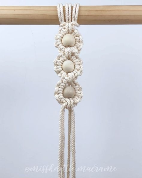 Easy Macrame Projects Diy, Miss Knottie Macrame, Macrame Knots With Beads, Adding Beads To Macrame, Daisy Macrame Tutorial, Macrame Flower Pattern, Macrame Flowers Diy, Modern Home Paint Colors, Macrame Flower Tutorial