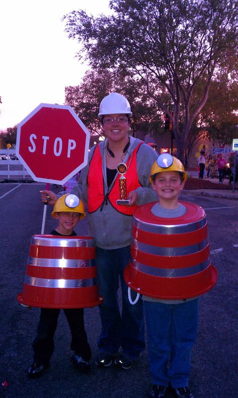 Our 2011 family halloween costumes. This was very easy to make. WE took orange totes and taped crome duck tape to them, used a hard hat with a pumpkin light hot glued to it as hats, and made a stop sign out of poster board. Road Sign Halloween Costume, Stop Sign Costume, Car Costume, Cardboard Car, Handmade Projects, Sign Out, Treat Ideas, Stop Sign, Pumpkin Lights