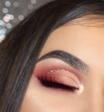 Quince Makeup Burgundy And Gold, Burgundy Quinceanera Makeup, Red And Gold Quinceanera Makeup, Wine Red Quince Makeup, Quince Makeup Ideas Natural Red, Red Quinceanera Makeup Looks, 15 Makeup Looks Red, Makeup For Quinceanera Red, Red Quince Makeup Looks Full Face