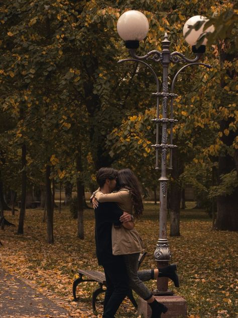 Fall With Boyfriend Aesthetic, Cute Couple Pics Autumn, Seasonal Couple Pictures, Autumn Aesthetic Boyfriend, Fall Season Couple Pictures, Vision Board Fall Aesthetic, Fall Couple Photos Aesthetic, Love Fall Aesthetic, Autumn Couple Activities