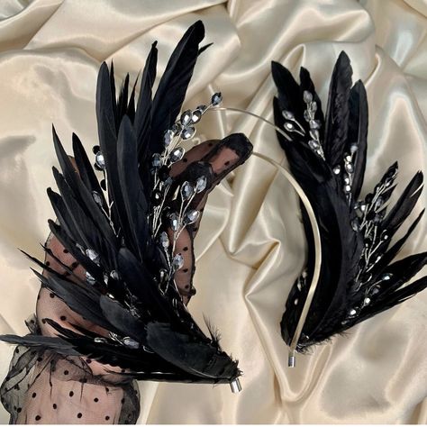 Black Swan Headpiece, Feather Crown Diy, Feather Tiara, Feather Crown, Vintage Burlesque, Headpiece Diy, Feather Headpiece, Diy Crown, Feather Crafts