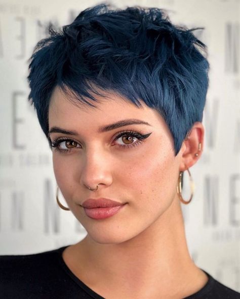 Contrast Hair, Edgy Pixie Hairstyles, Shaved Pixie, Shaggy Pixie, Pixie Cut With Bangs, Hair Brunette, Short Hair Pixie Cuts, Super Short Hair, Choppy Hair