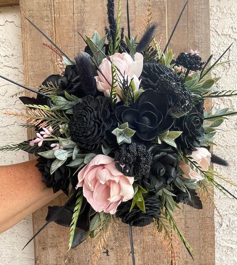 Black And Blush Wedding Bouquet, Blush And Black Bouquet, Black And Pink Wedding Centerpieces, Black And Pink Rose Bouquet, Rose Gold And Black Flower Arrangements, Black Prom Bouquet Ideas, Black Bridal Flowers, Black Flowers For Arch, Black And Rose Gold Bouquet