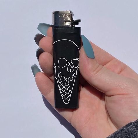 Painted Lighters Aesthetic, Pretty Lighters, Lighter Design, Lighter Art, Custom Lighters, Bic Lighter, Cool Lighters, Light My Fire, Puff And Pass