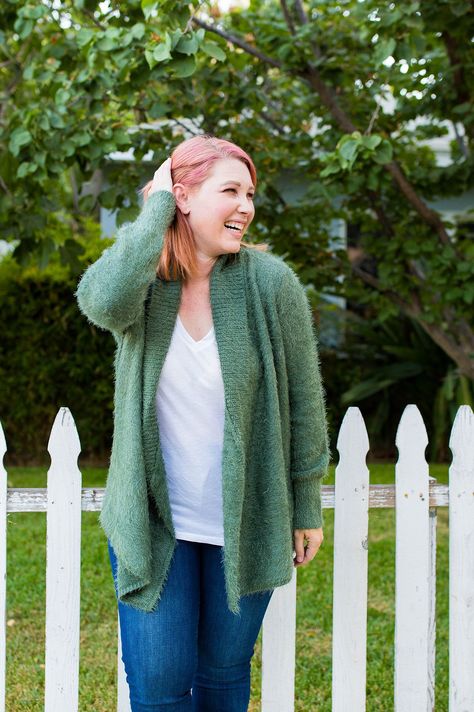 Looking for cozy sweaters for fall? This green cardigan is adorable! Fall Los Angeles, Sweaters For Fall, Everyday Casual Outfits, Perfect Fall Outfit, Perfect White Tee, Body Outfit, Effortlessly Chic Outfits, Fashion And Beauty Tips, Green Cardigan