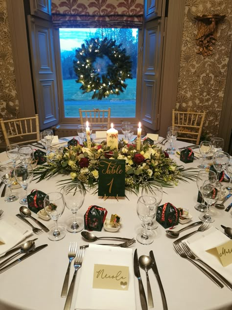 Christmas Wedding Top Table, Winter Wedding Centerpieces Round Table, Table Plate Setting, Winter Gala, Christmas Table Decorations Centerpiece, Christmas Wedding Themes, Family On Christmas, Christmas Wedding Inspiration, Wedding Top Table