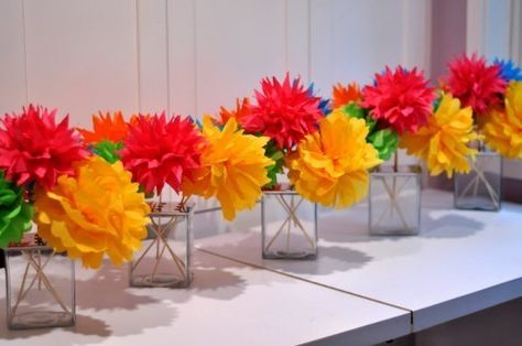 Cute and easy (I think) table decor... Should probably invest in tissue paper.. Tissue Paper Craft, Paper Flower Centerpieces, Mexican Fiesta Party, Mexican Party Theme, Fiesta Theme, Mexican Crafts, 5 De Mayo, Paper Flower Bouquet, Tissue Paper Flowers