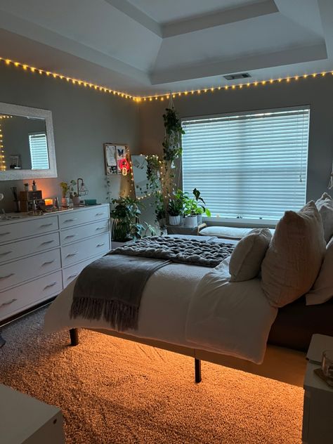 Cozy Clean Room Aesthetic, Beds With No Bed Frame, Comfy Room Ideas Bedrooms, Hobo Room Ideas, Small Room Ideas Aesthetic Cozy, Full Room Ideas Bedroom, 2 Window Bedroom Ideas, Guest Bedroom Aesthetic, Latina Room Aesthetic