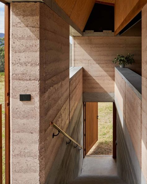 Modern House | Sacred Mountain House Housing Styles, Architecture Modern House, Australian Country Houses, Peter Stutchbury, Earth Building, Earth Houses, Build My Own House, Rammed Earth Homes, Orchard House