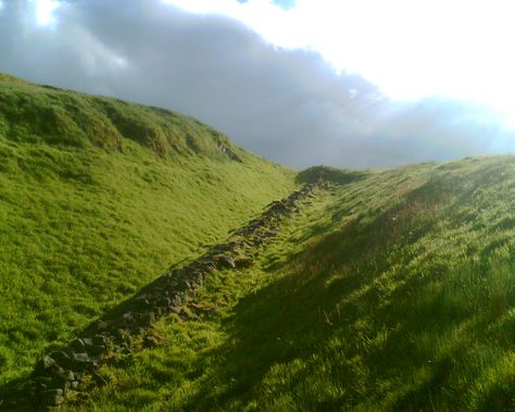 Antonine Wall, Antoninus Pius, Roman Britain, Chateau Medieval, Roman Ruins, Hadrians Wall, History Magazine, Empire Romain, The Roman Empire