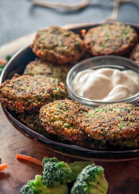 Broccoli Quinoa Fritters - Nina's Vegan Recipes Quinoa Fritters, Broccoli Quinoa, Quinoa Broccoli, Potato Chickpea, Zucchini Patties, Vegan Quinoa Salad, Chickpea Patties, Cook Quinoa, Vegan Quinoa